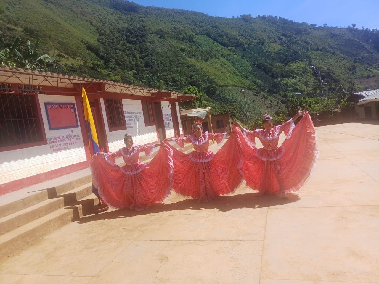 Danza folclórica en el patio