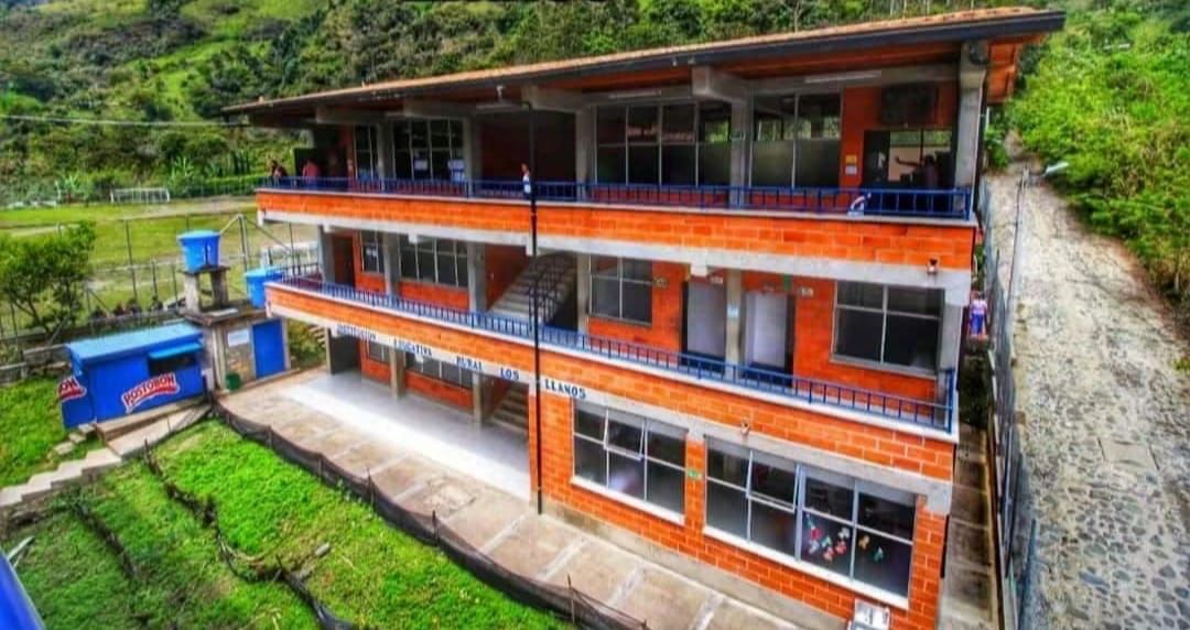 Edificio principal entre las montañas
